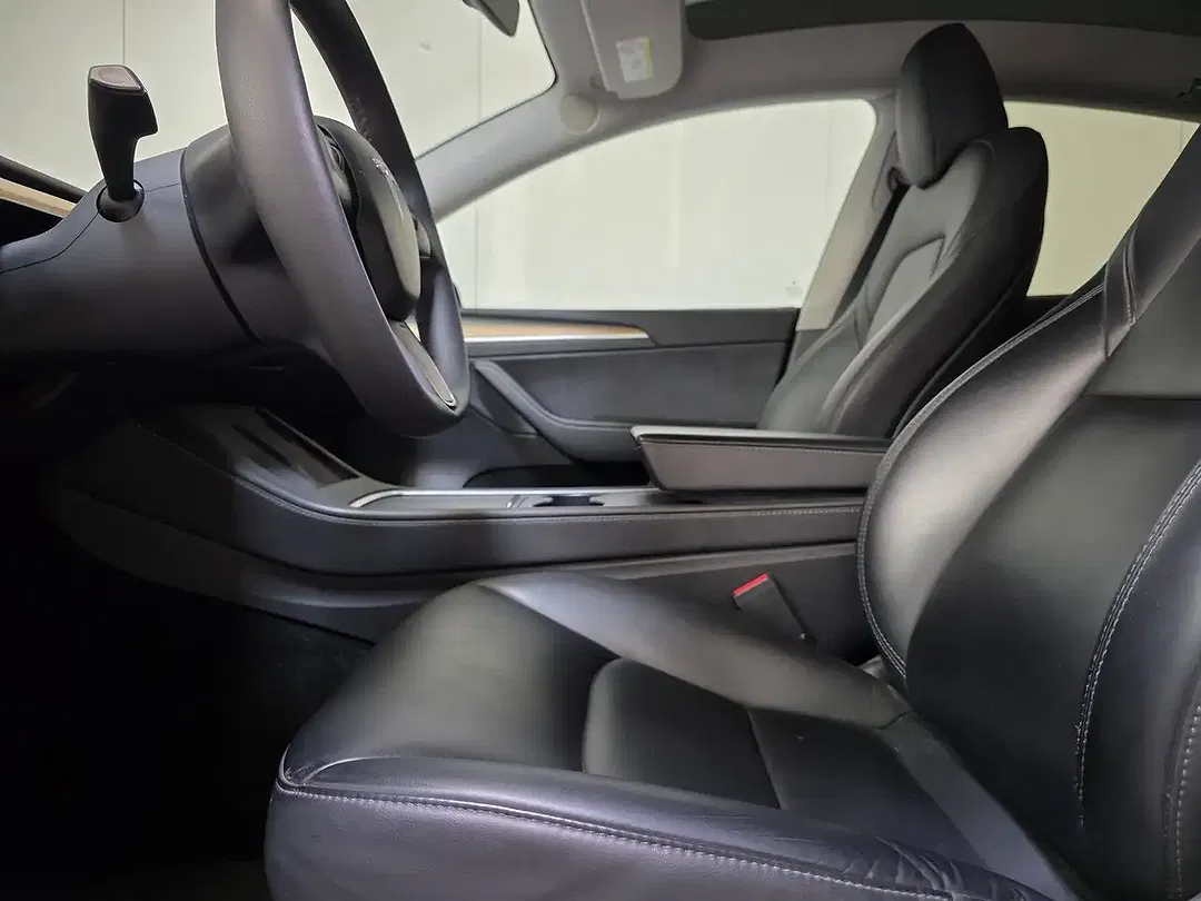 Tesla Model Y - Thumbnail 9