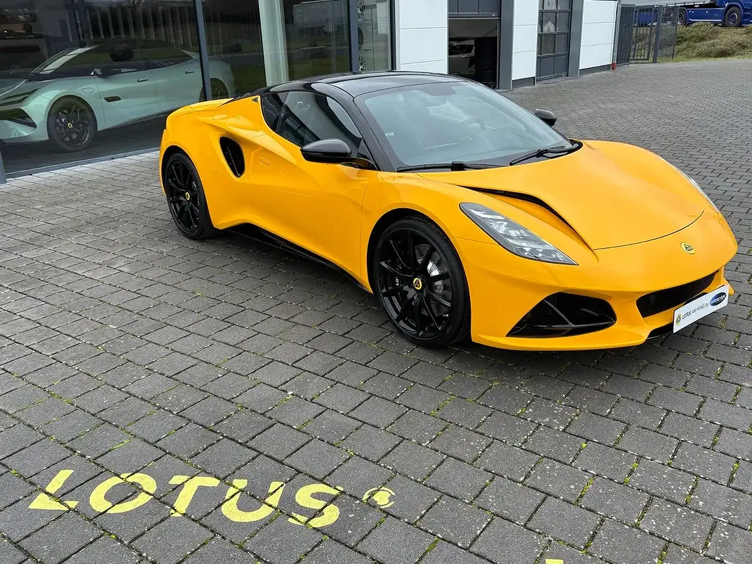 Lotus Emira - Thumbnail 3