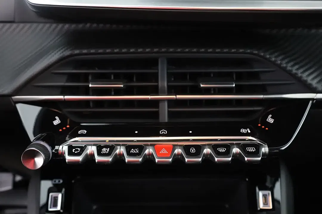 Peugeot 208 - Thumbnail 11