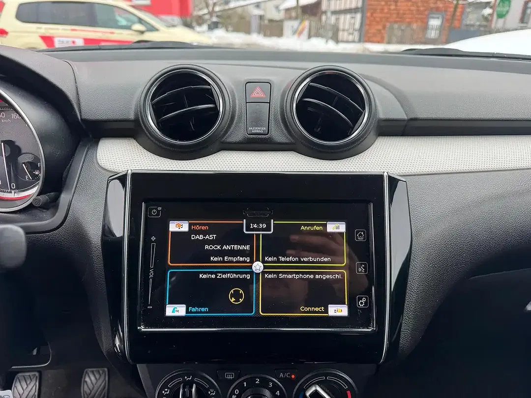 Suzuki Swift - Thumbnail 11