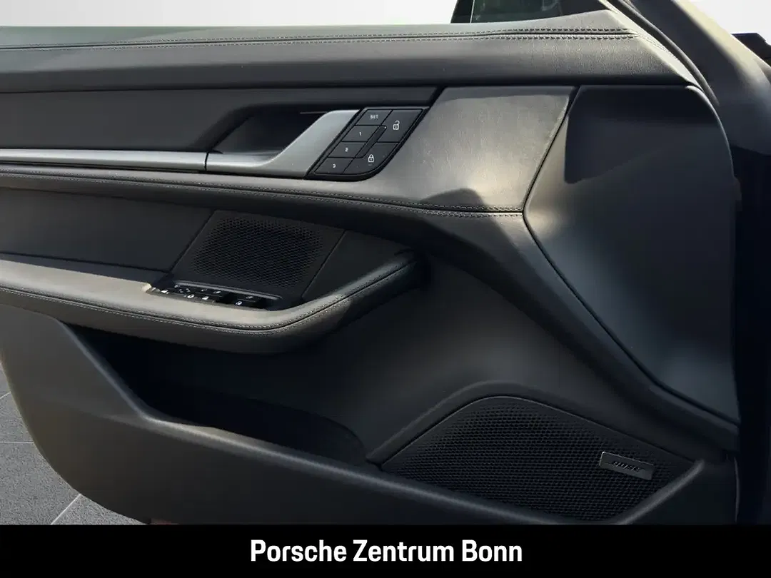 Porsche Taycan - Thumbnail 12