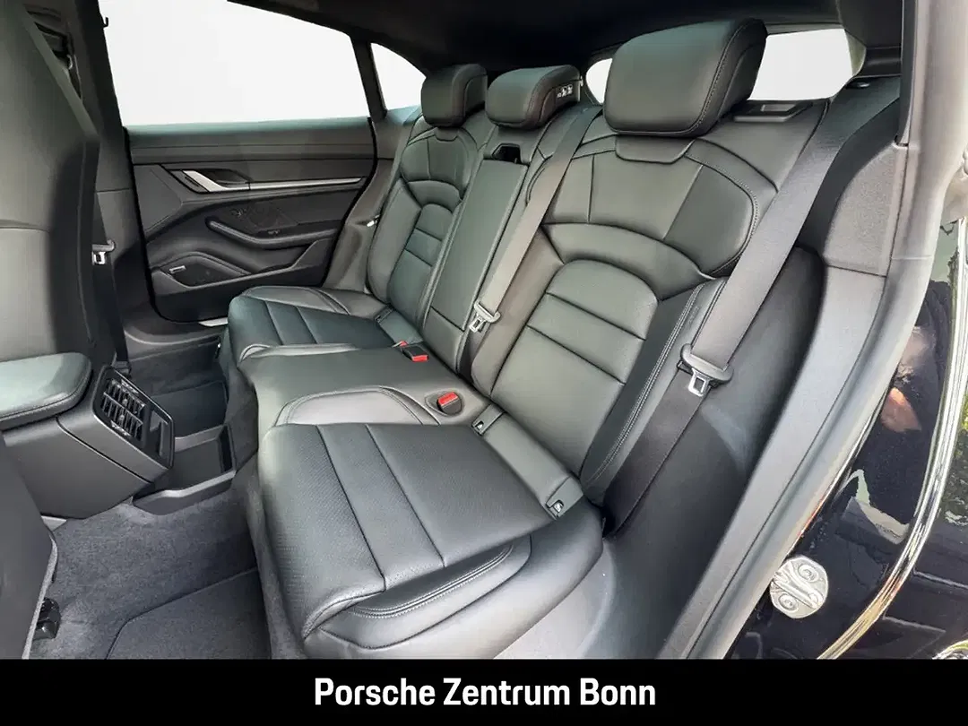 Porsche Taycan - Thumbnail 13