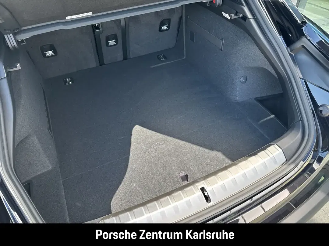 Porsche Taycan - Thumbnail 11