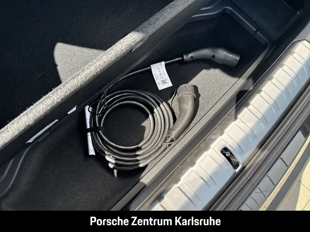 Porsche Taycan - Thumbnail 12
