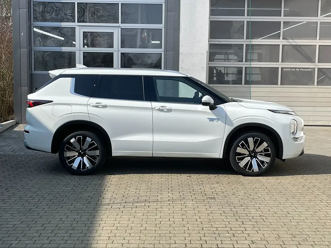 Mitsubishi Outlander - Thumbnail 4