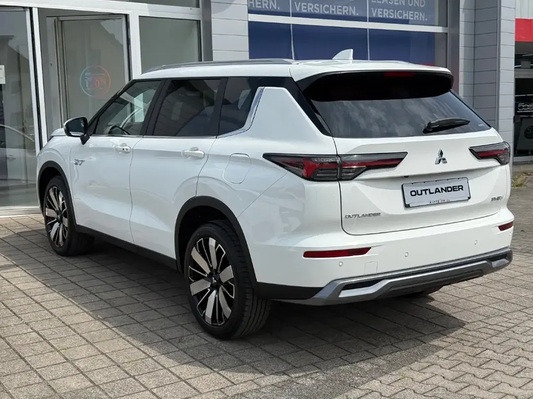 Mitsubishi Outlander - Thumbnail 2
