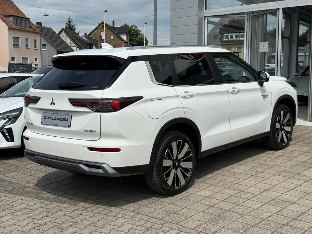Mitsubishi Outlander - Thumbnail 4