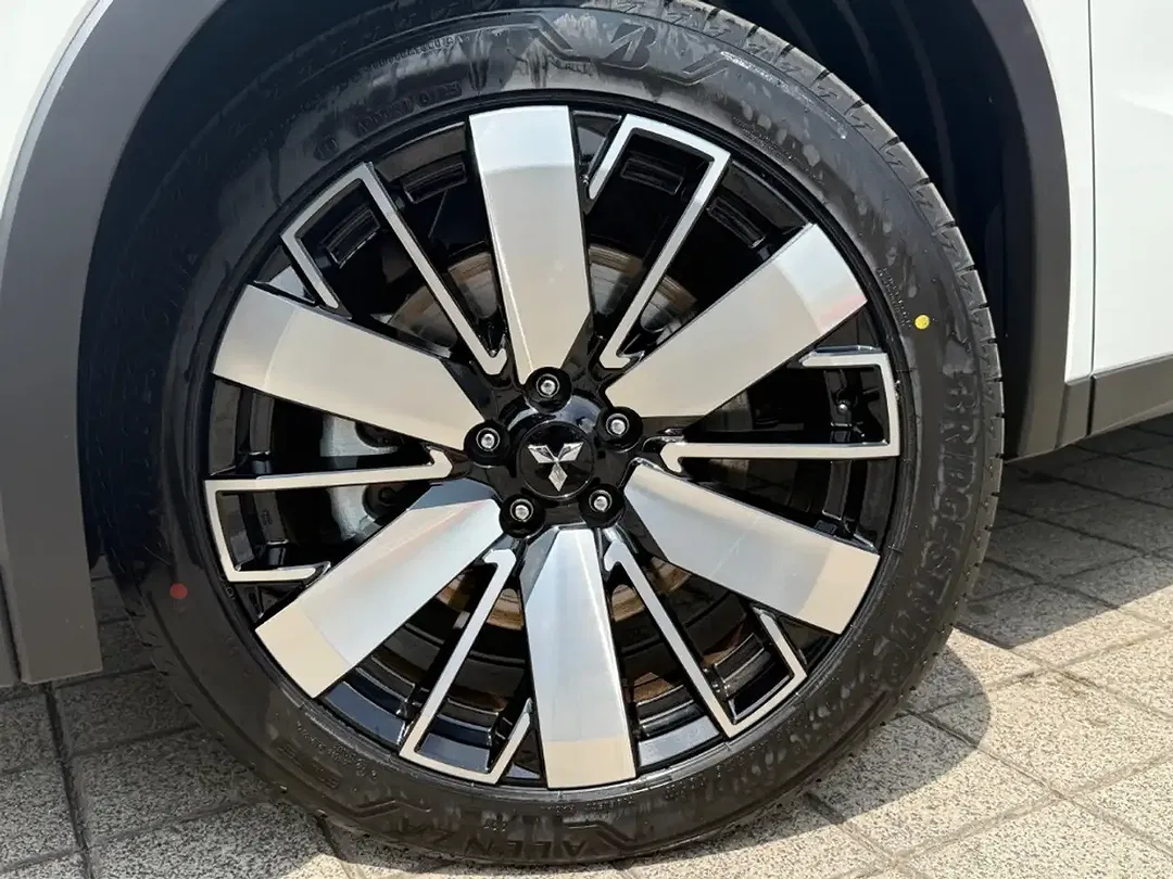 Mitsubishi Outlander - Thumbnail 5