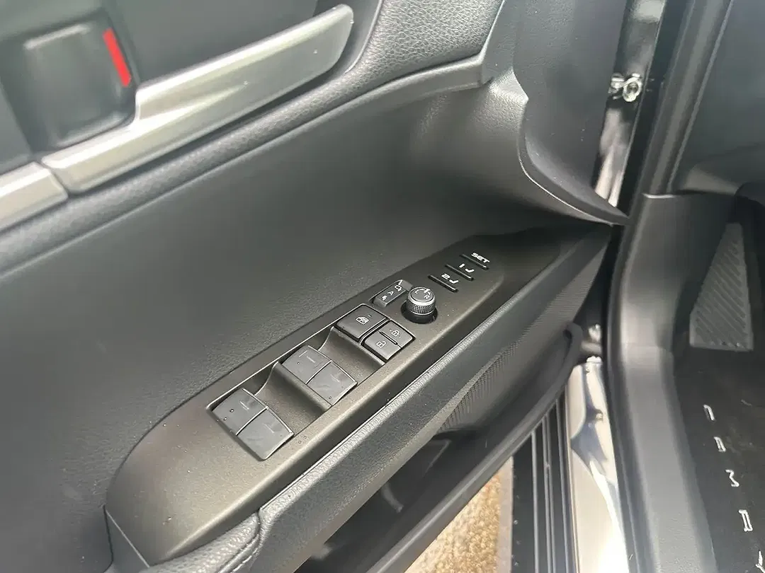 Toyota Camry - Thumbnail 4