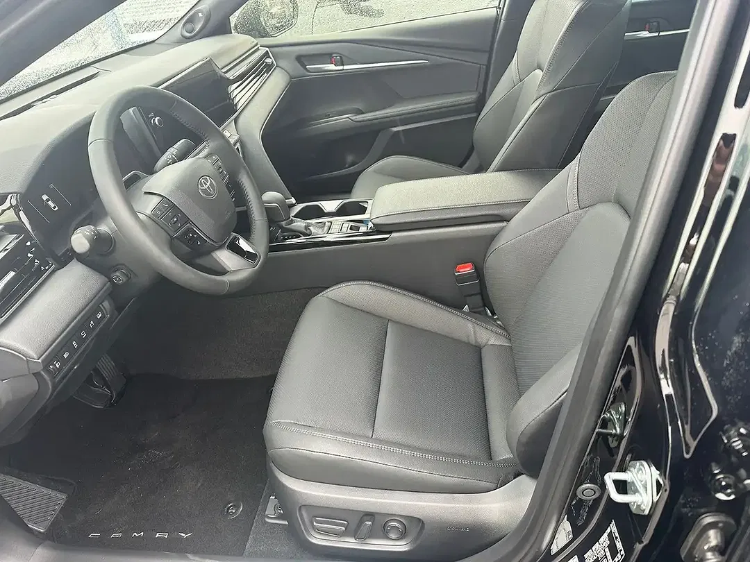 Toyota Camry - Thumbnail 6