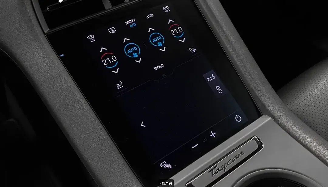 Porsche Taycan - Thumbnail 11