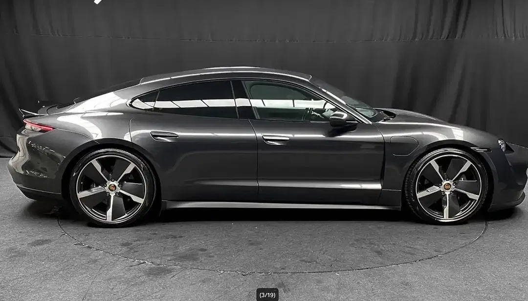 Porsche Taycan - Thumbnail 3