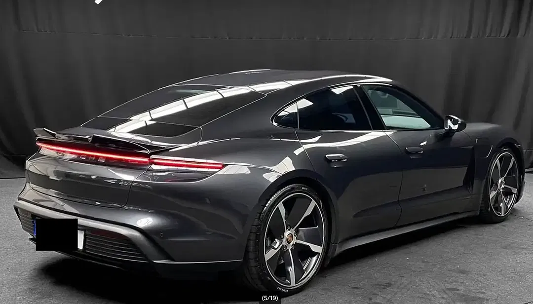 Porsche Taycan - Thumbnail 4