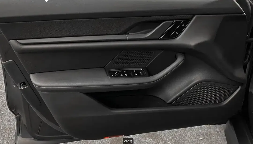 Porsche Taycan - Thumbnail 7
