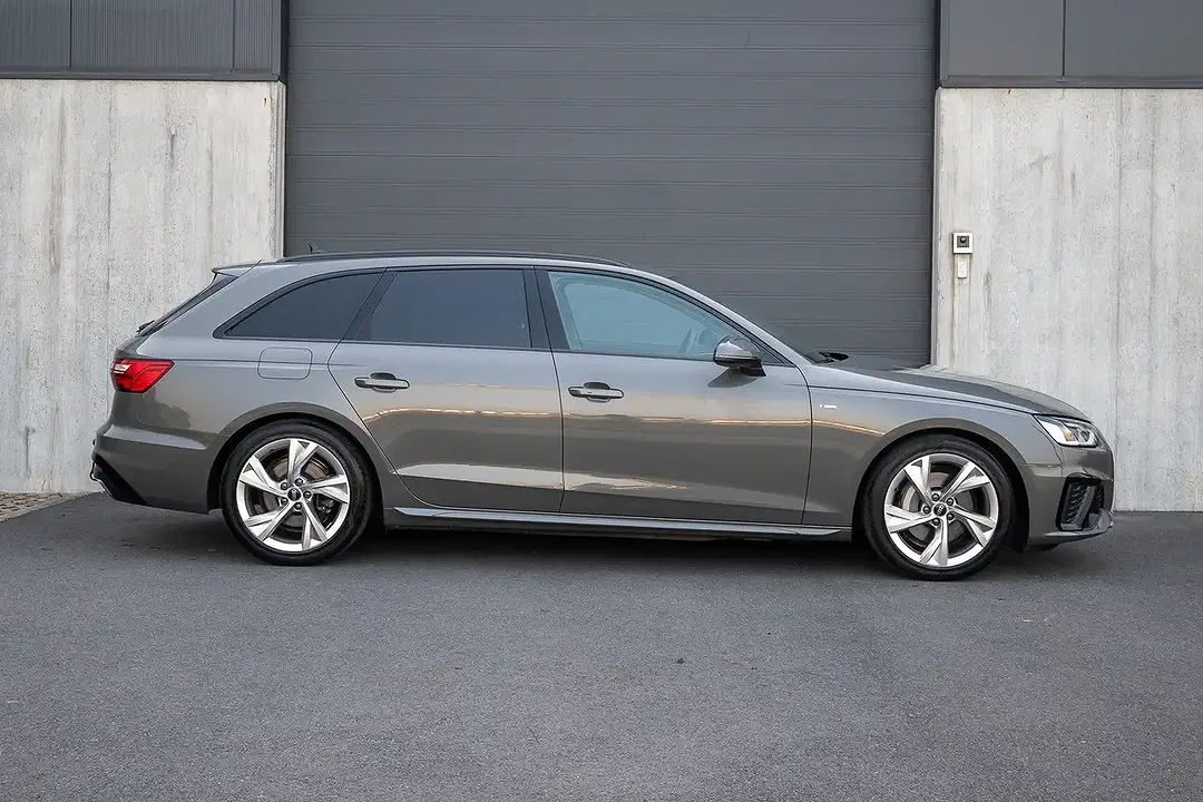 Audi A4 - Thumbnail 2