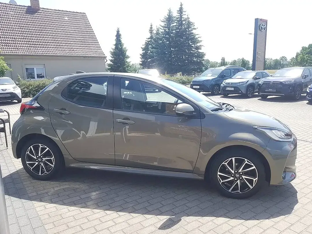 Toyota Yaris - Thumbnail 3