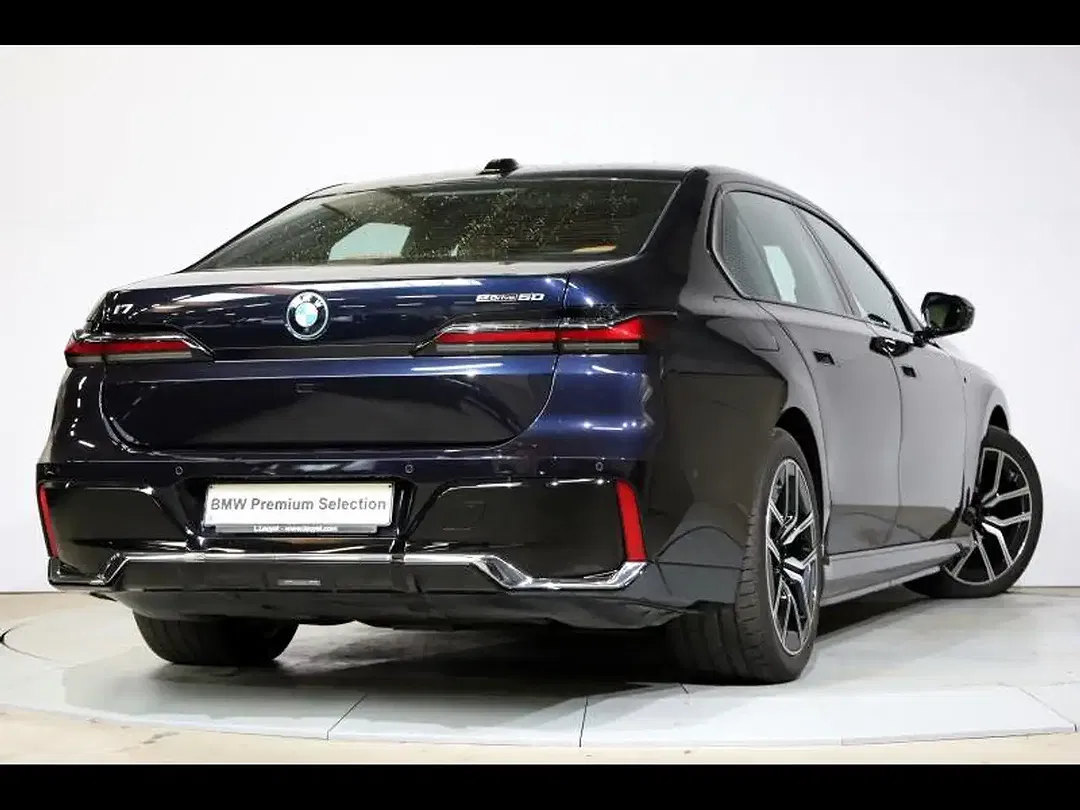 BMW i7 - Thumbnail 2