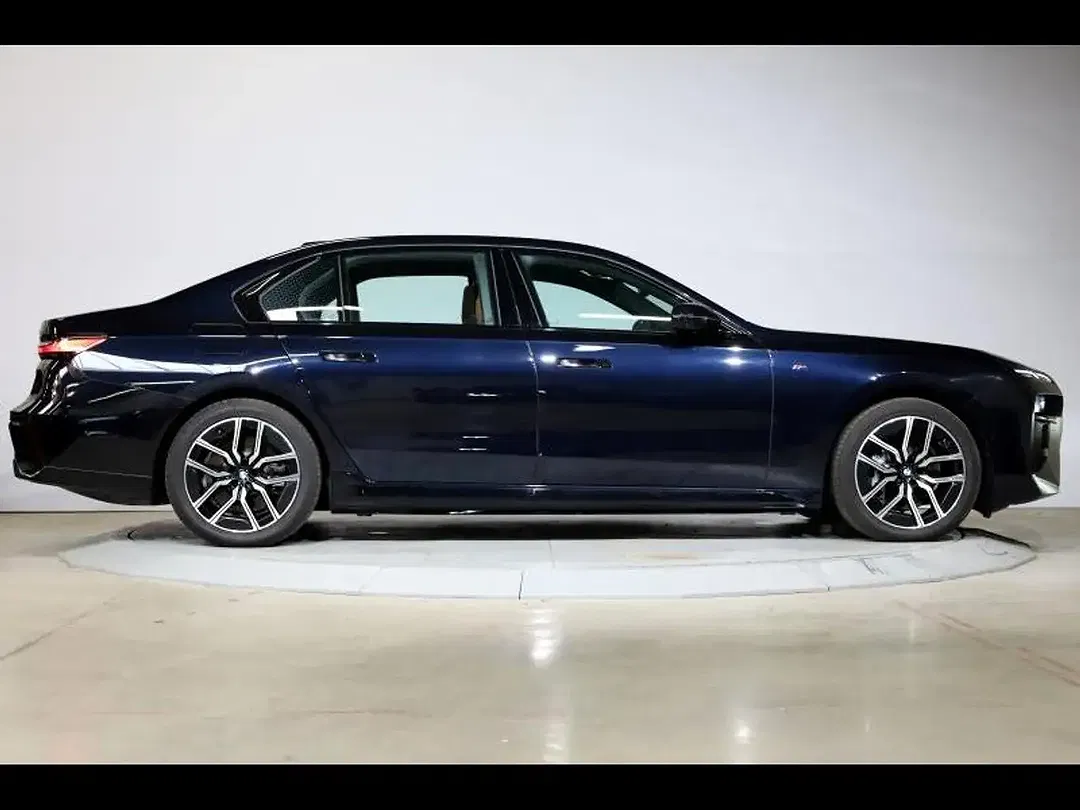 BMW i7 - Thumbnail 3