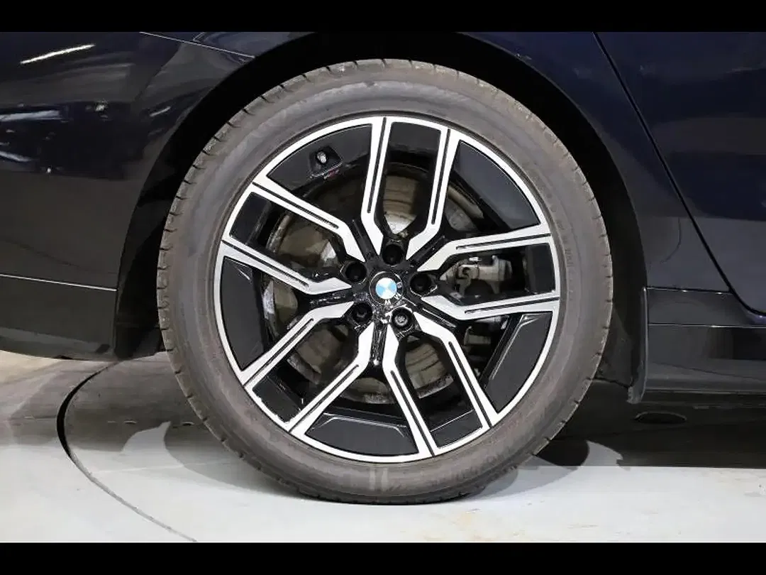 BMW i7 - Thumbnail 4