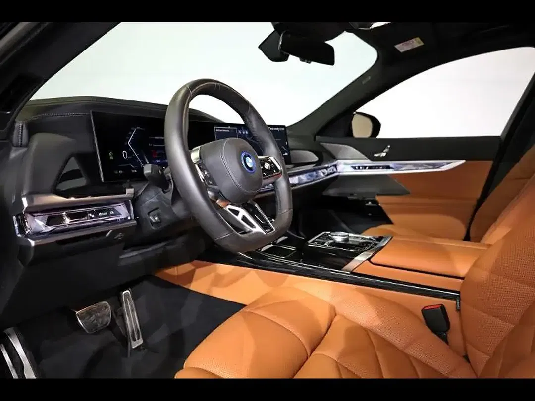 BMW i7 - Thumbnail 5