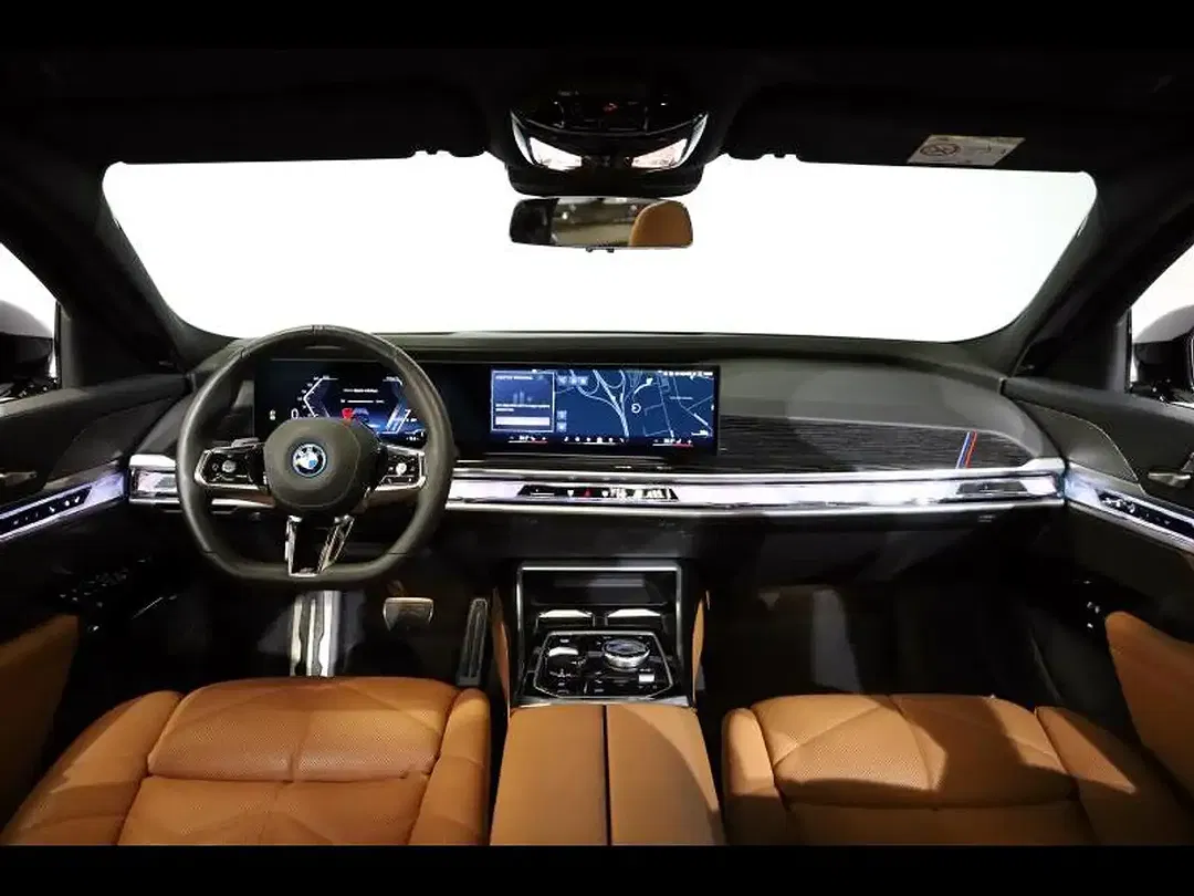 BMW i7 - Thumbnail 6