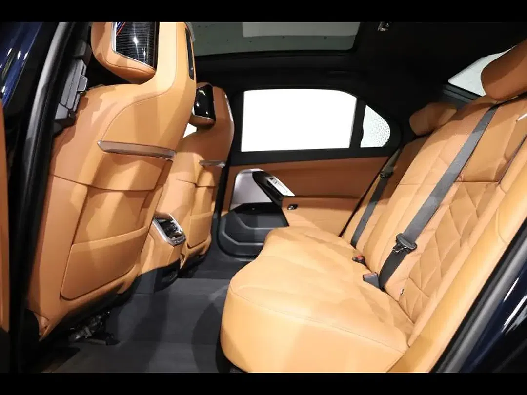BMW i7 - Thumbnail 8