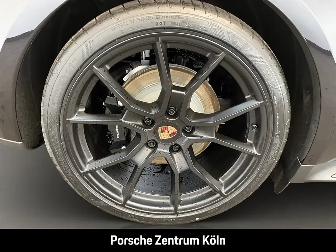 Porsche Taycan - Thumbnail 10