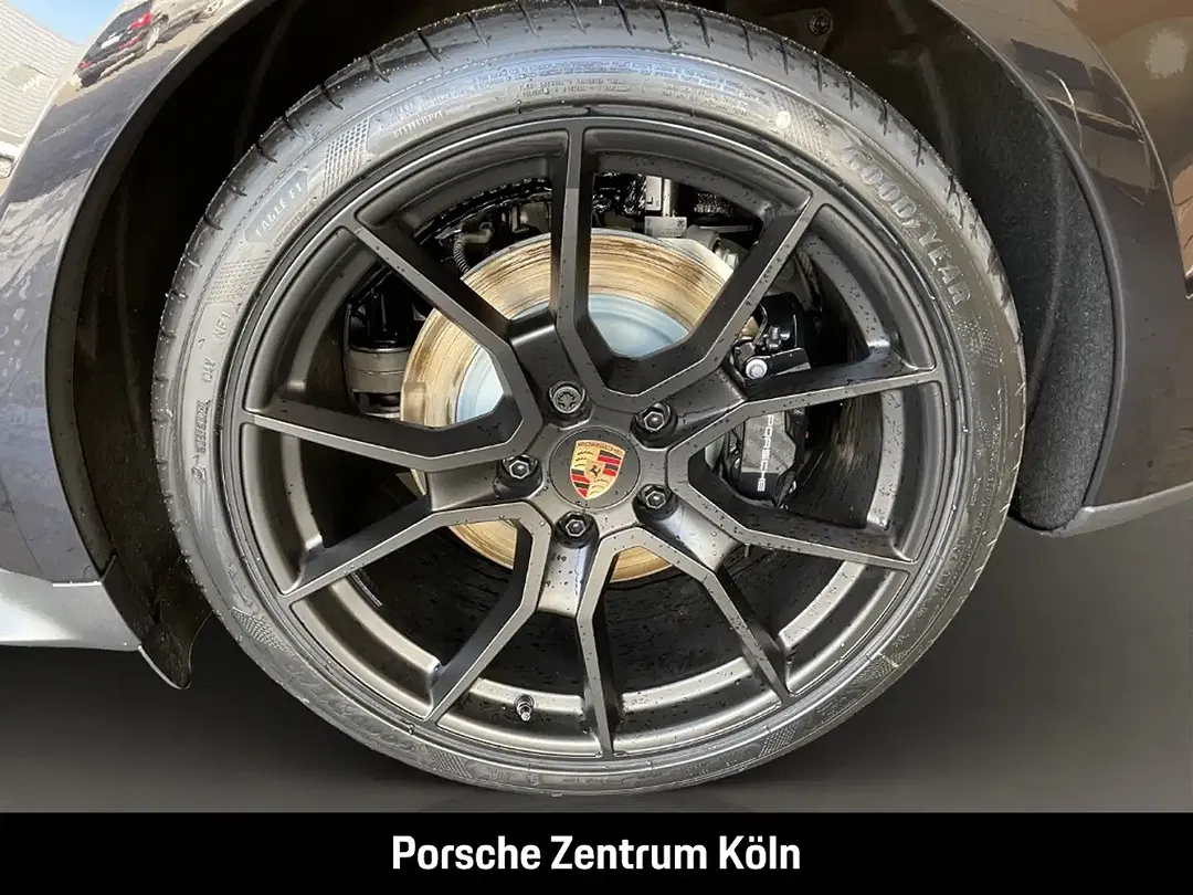 Porsche Taycan - Thumbnail 11