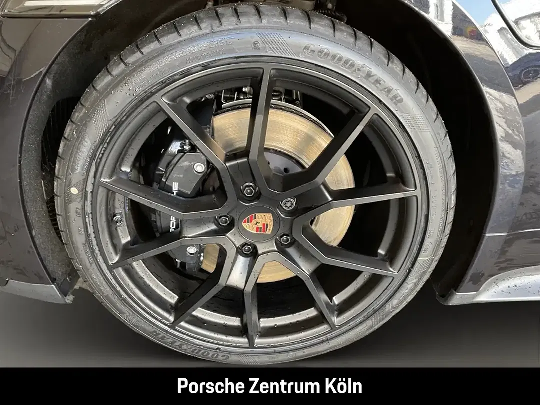 Porsche Taycan - Thumbnail 12