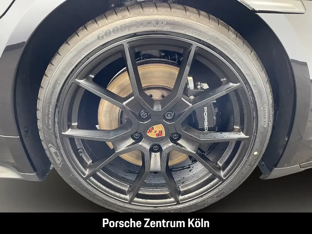 Porsche Taycan - Thumbnail 9