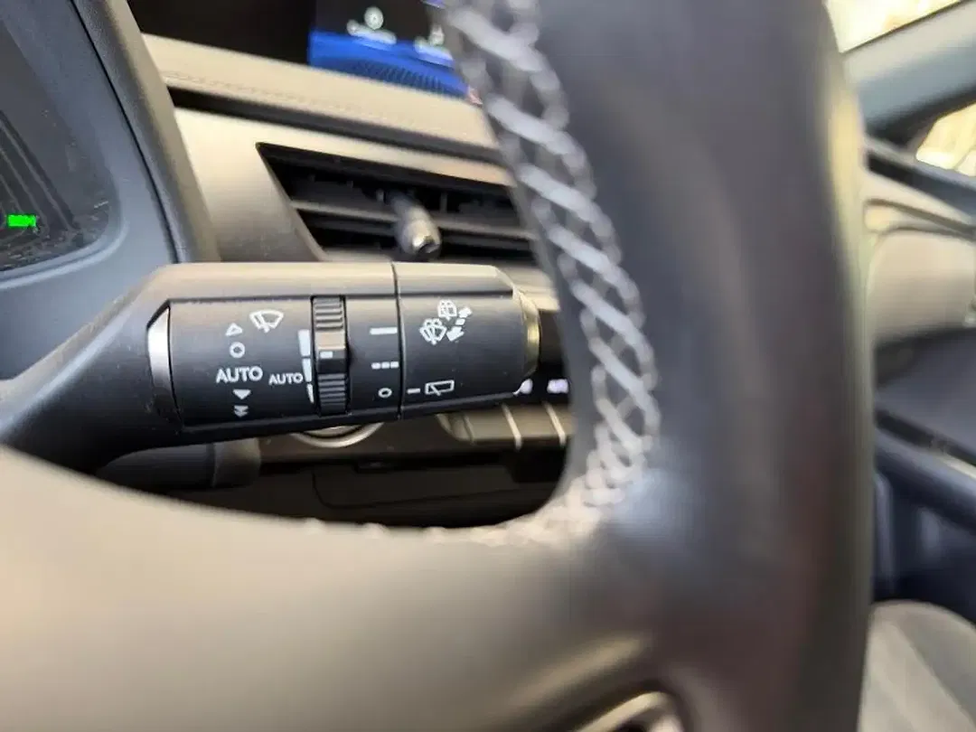 Lexus UX 250h - Thumbnail 15