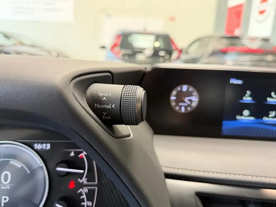 Lexus UX 250h - Thumbnail 16