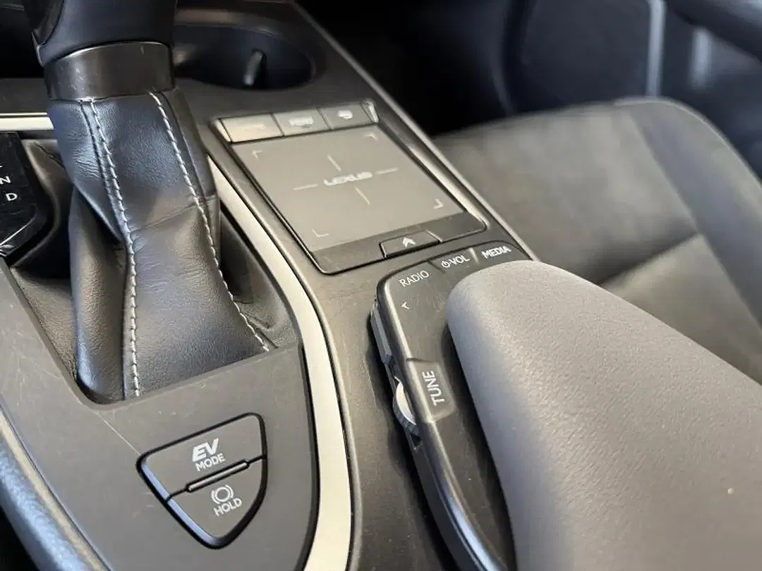 Lexus UX 250h - Thumbnail 18