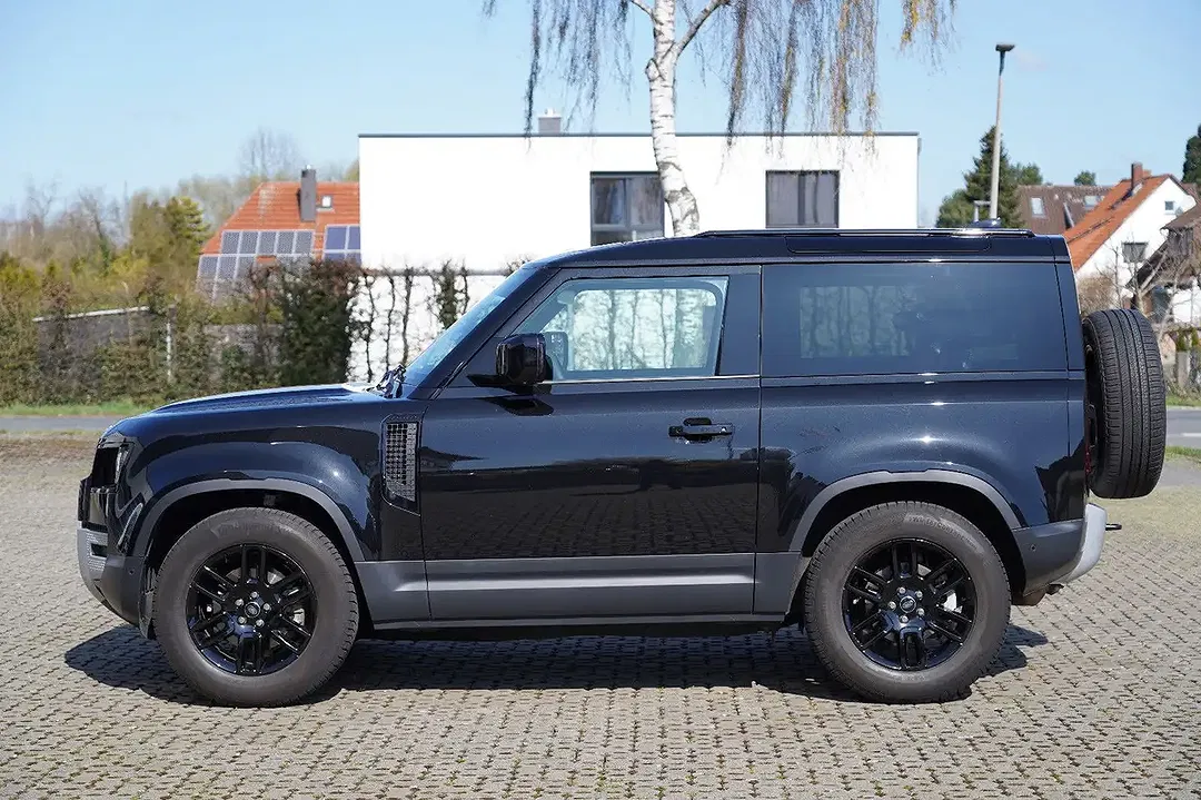 Land Rover Defender - Thumbnail 4