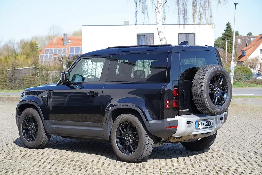 Land Rover Defender - Thumbnail 5