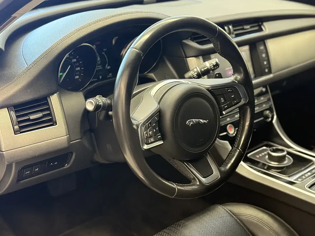 Jaguar XF - Thumbnail 10