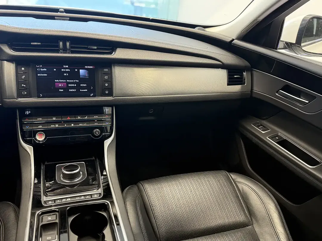 Jaguar XF - Thumbnail 12