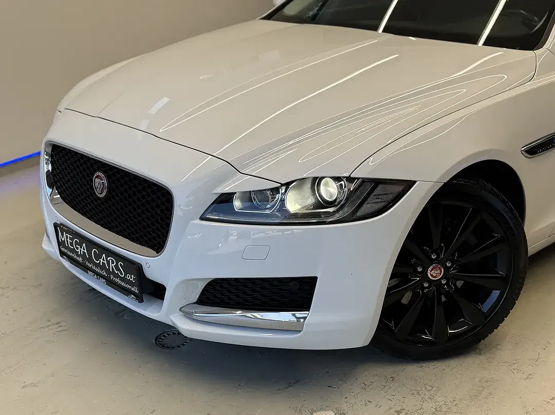Jaguar XF - Thumbnail 3