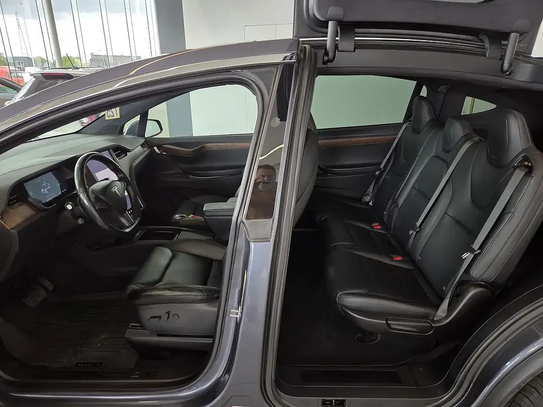 Tesla Model X - Thumbnail 10