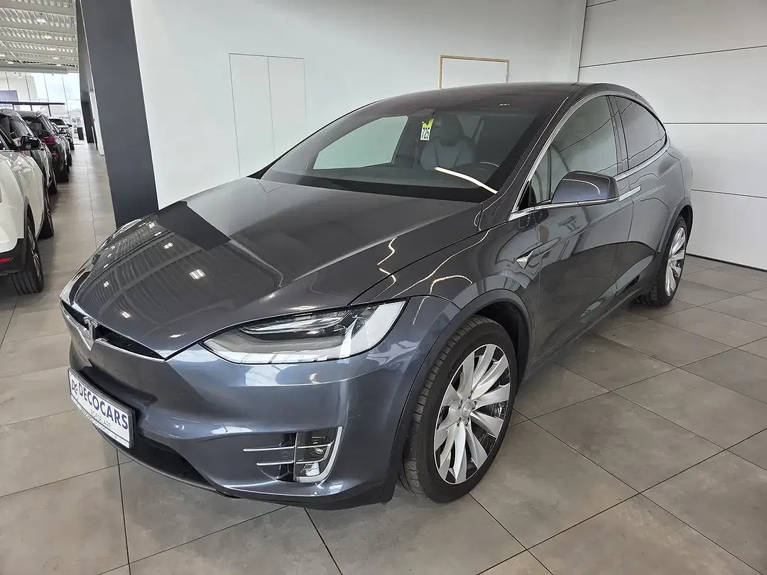 Tesla Model X - Thumbnail 3