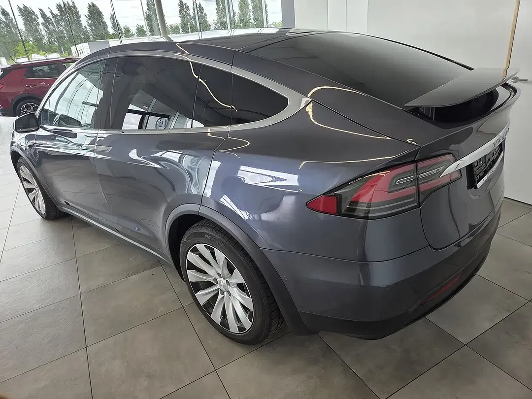 Tesla Model X - Thumbnail 4