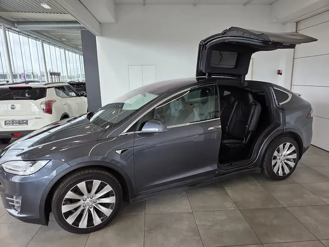 Tesla Model X - Thumbnail 5