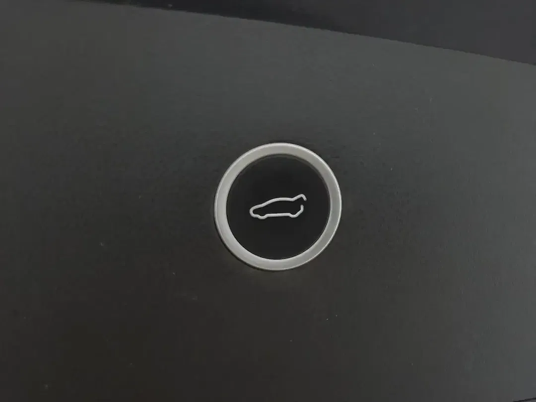 Tesla Model X - Thumbnail 6