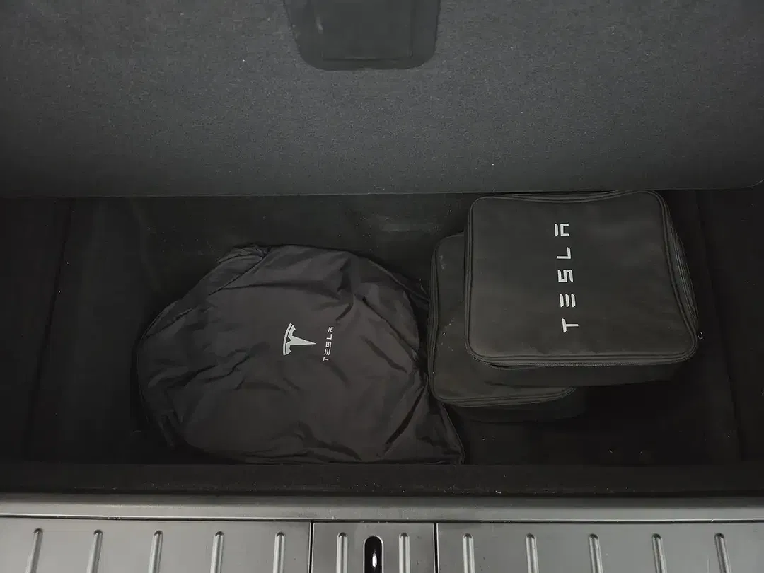 Tesla Model X - Thumbnail 9