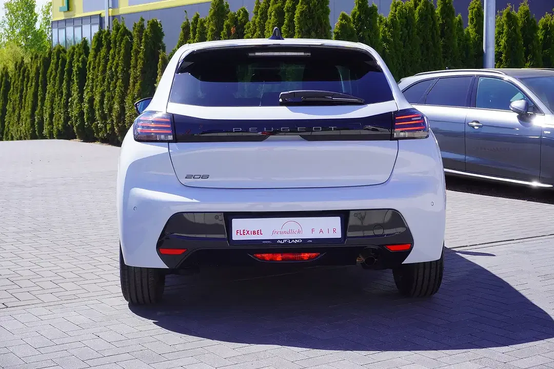 Peugeot 208 - Thumbnail 3