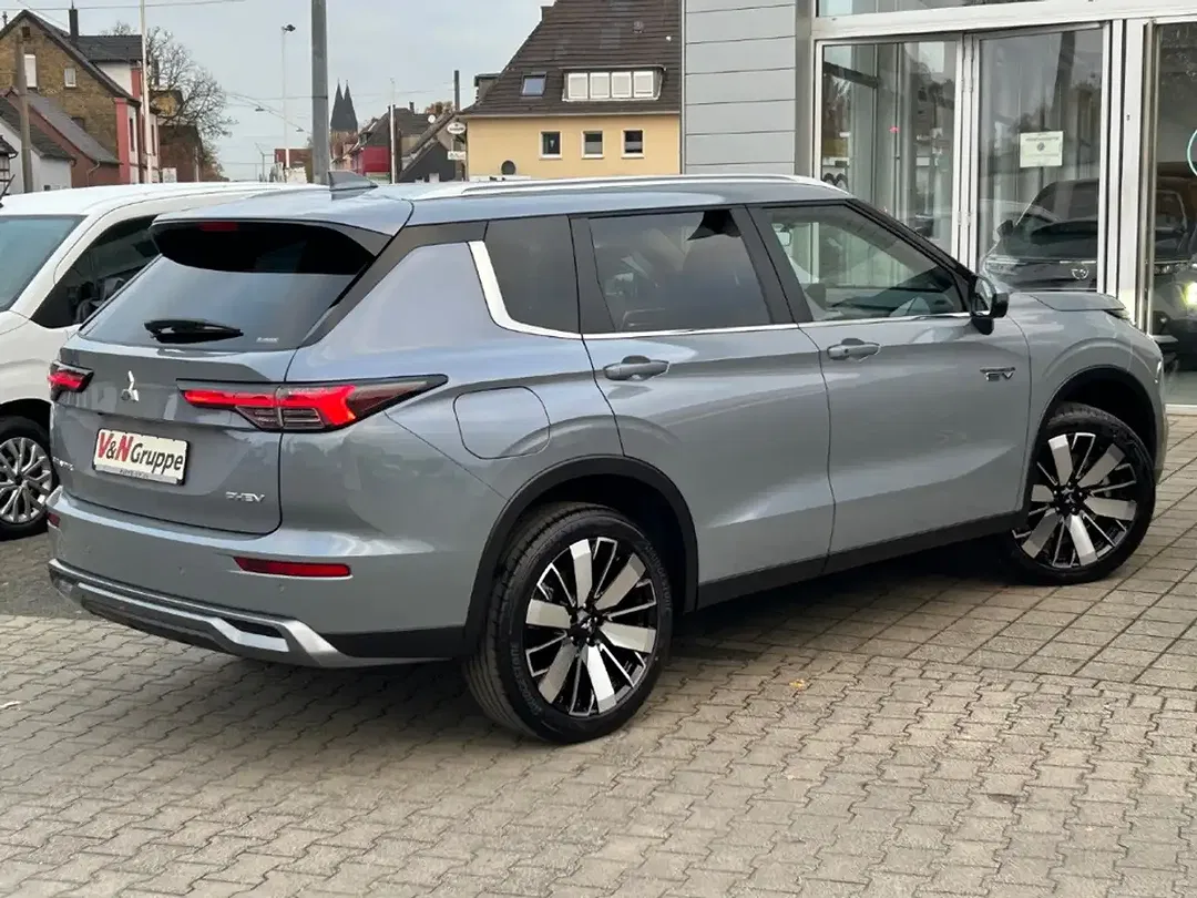 Mitsubishi Outlander - Thumbnail 5
