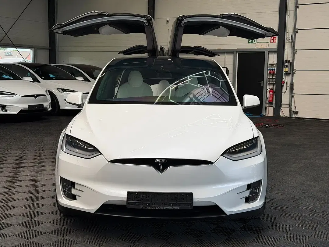 Tesla Model X - Thumbnail 10