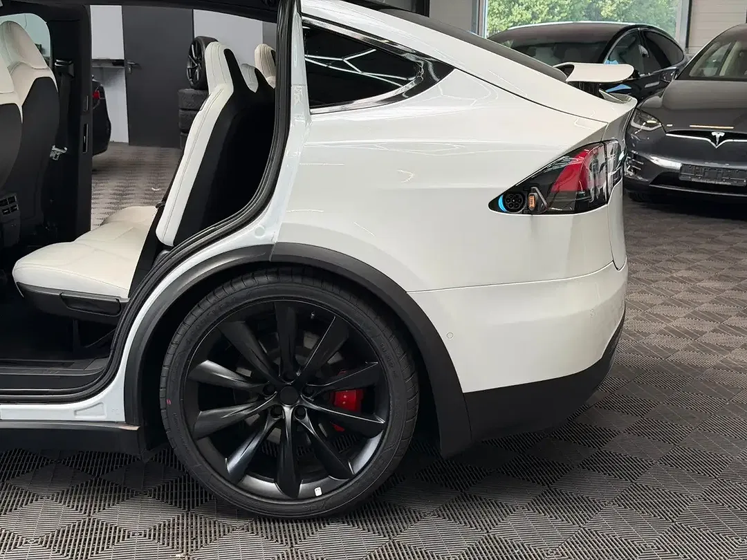 Tesla Model X - Thumbnail 11