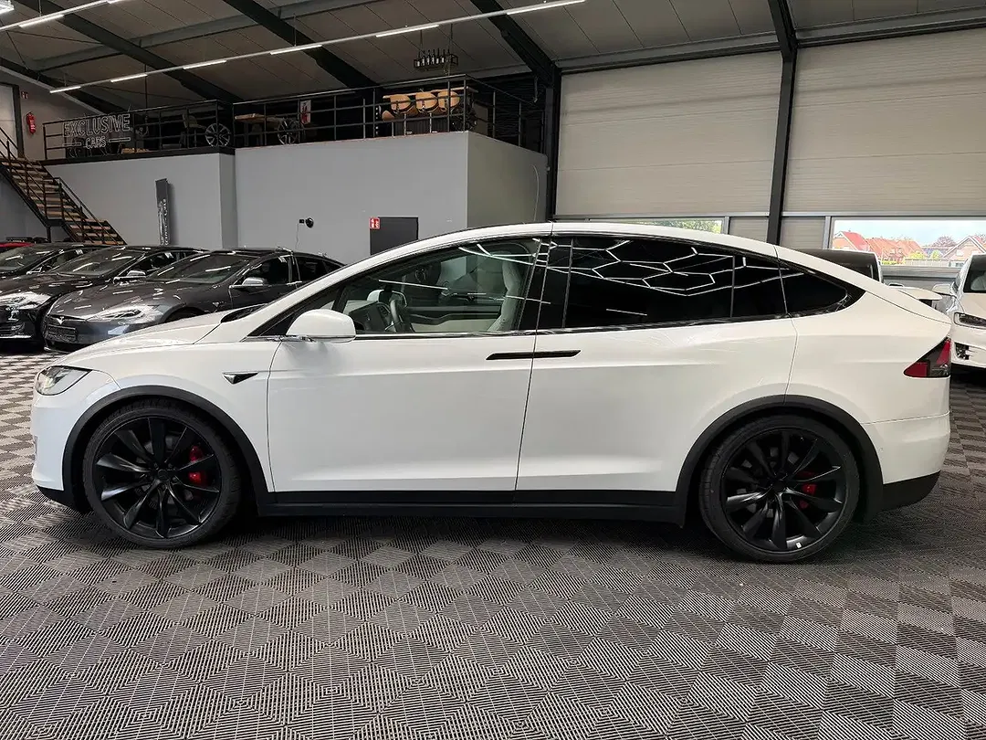 Tesla Model X - Thumbnail 12