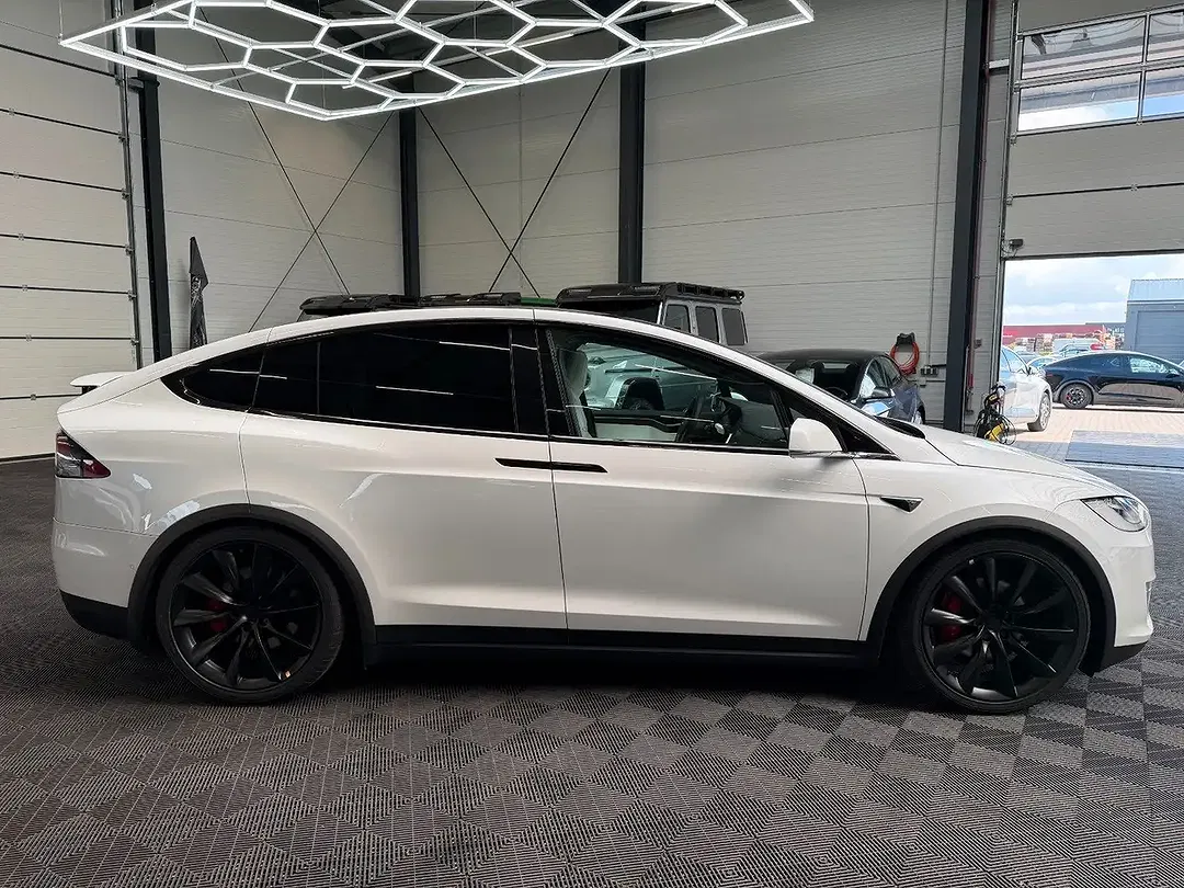Tesla Model X - Thumbnail 13